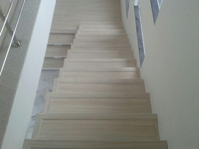 Escada vazada revestida de piso laminado 