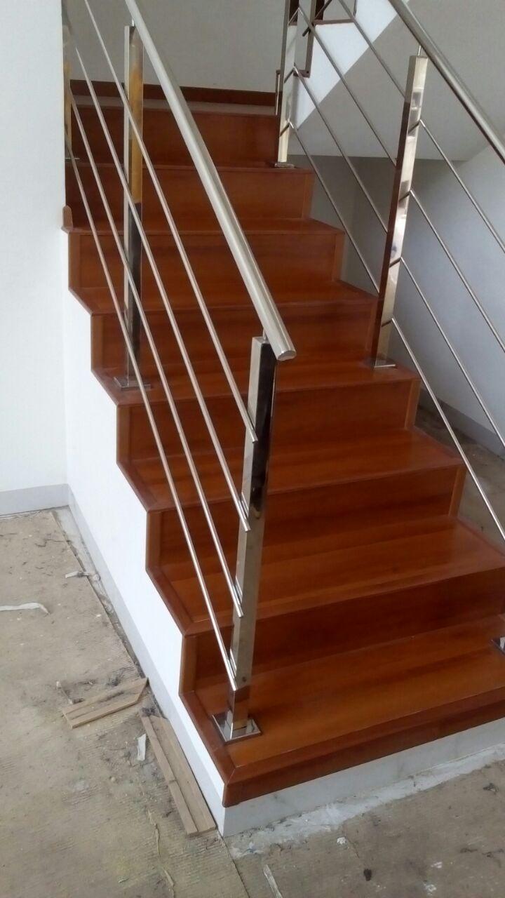 Escada revestida de Piso Laminado Quick Step Floorest Premiere Ipê Tabaco